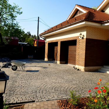 Укладка тротуарной плитки брусчатки бордюров