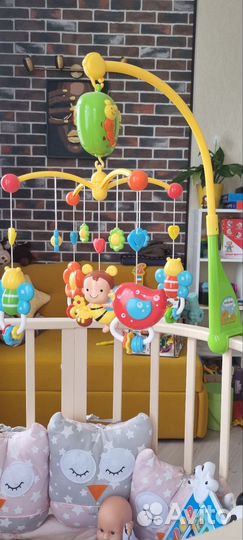 Мобиль на кроватку жирафики