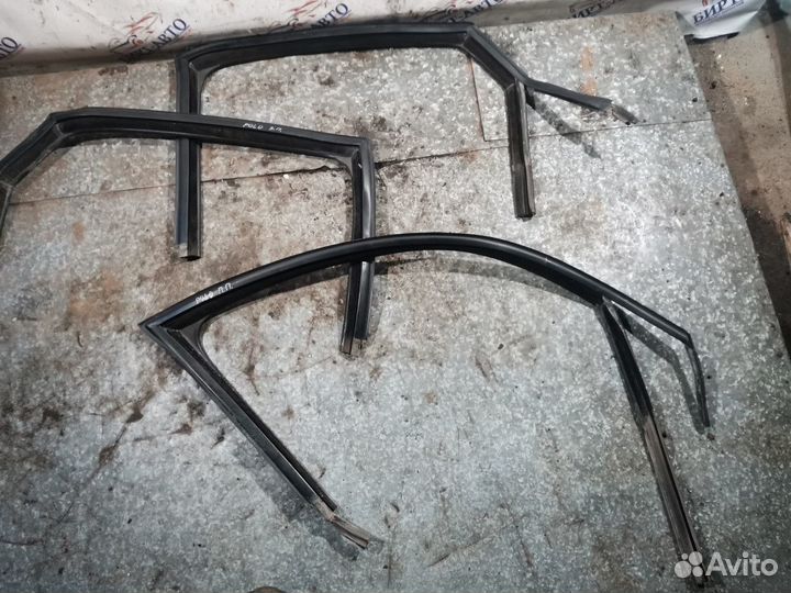 Уплотнитель стекла двери Volkswagen Polo V (2009—2