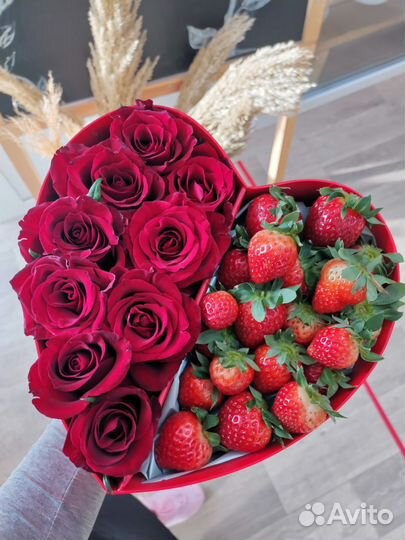 День всех влюбленных. Цветы. Шары. Игрушки