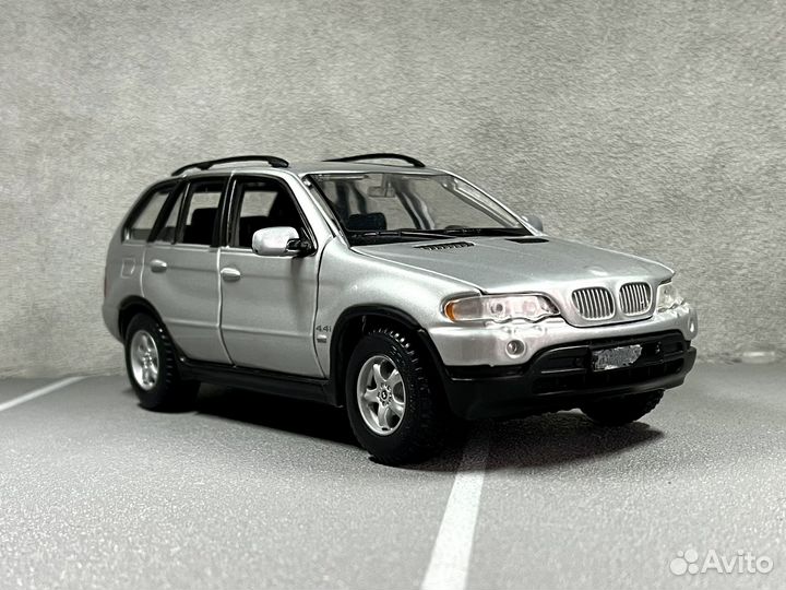 Коллекционная модель BMW X5 1:24 Maisto