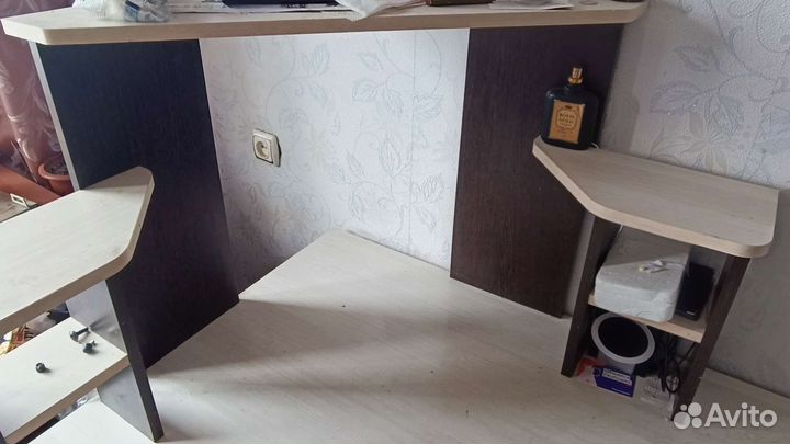 Компьютерный стол белый с ящиками