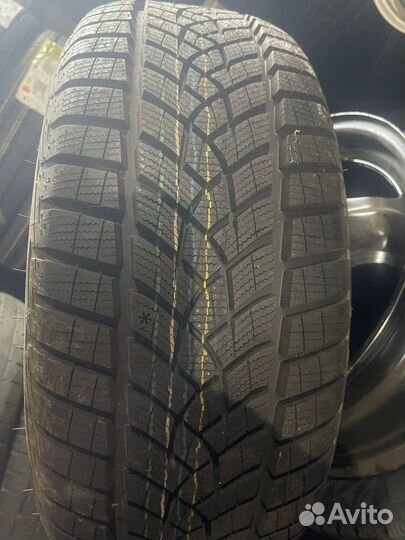 Goodyear UltraGrip Performance Gen-1 215/55 R16