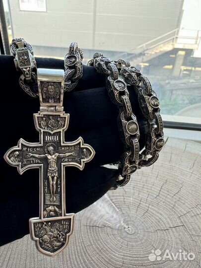 Серебряная цепь и крест