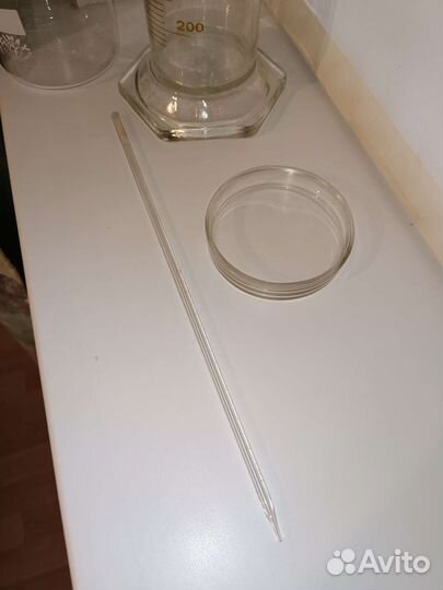 Колбы и стаканы мерные, чашки петри, пробирка