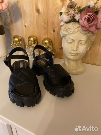 Босоножки новые кожа