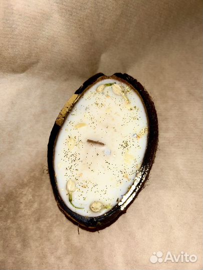 Ароматическая свеча ручной работы в кокосе