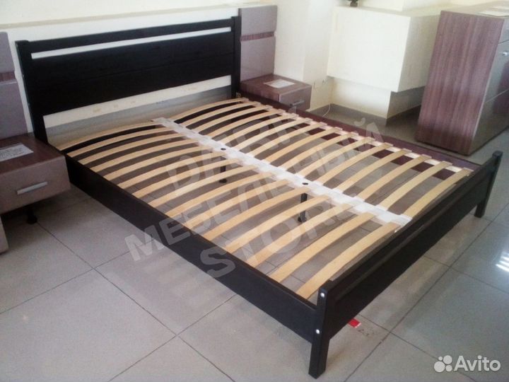 Кровать массив