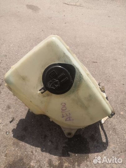 Бачок омывателя toyota corolla 100 110