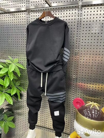 Мужской спортивный костюм