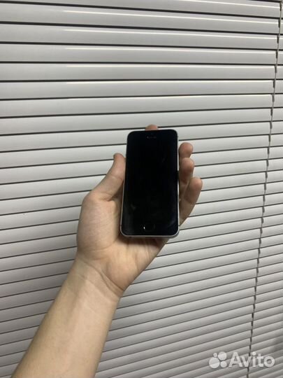 iPhone SE, 32 ГБ