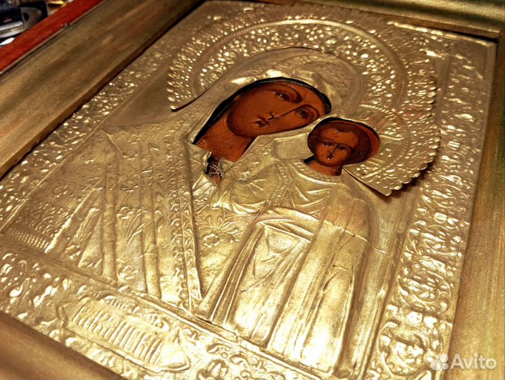 Икона Казанской Божьей Матери в киоте