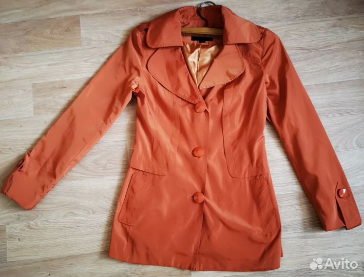 Куртки, ветровки, пальто 40-42- 44 размер