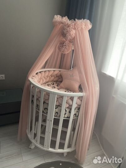 Детская кроватка с маятником