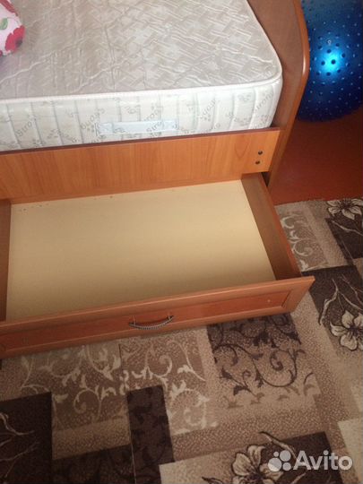 Кровать полуторная с матрасом
