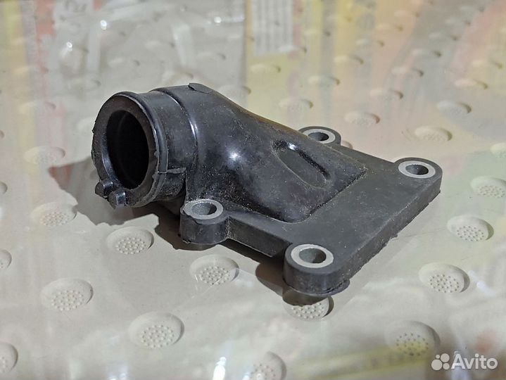 Впускной патрубок на скутер Yamaha