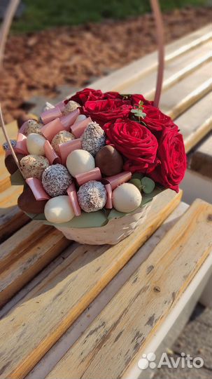 Корзина с живыми цветами и клубникой в шоколаде