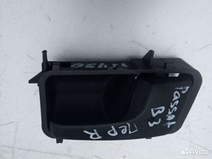 Ручка двери передняя правая Volkswagen Passat B3