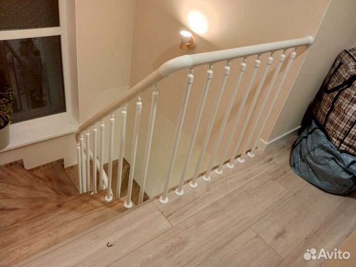 Ограждения лестничных маршей комбинированными пери