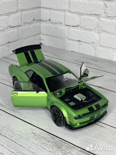 Модель dodge challenger srt 1:24