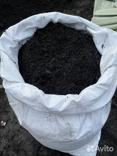Плодородная земля в мешках просеянная земля