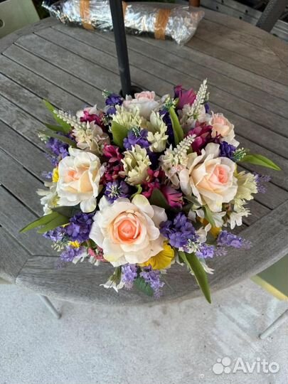 Композиция из искусственных цветов в корзинке