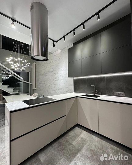 Кухня с вытяжкой на потолке