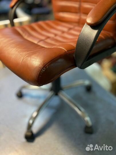 Офисное кресло