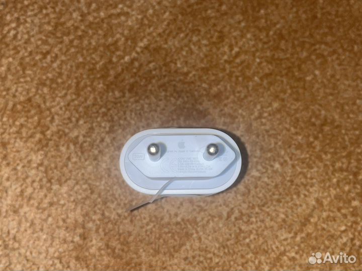 Оригинальная зарядка на iPhone