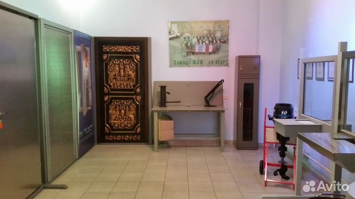 Дверь стальная ручной работы с медным барельефом