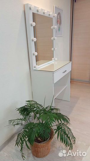 Трюмо с зеркалом