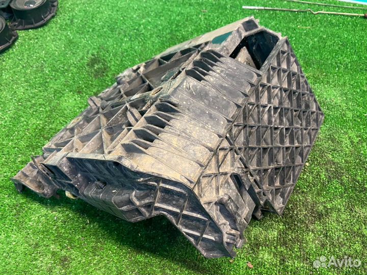 Renault Megane 2 / площадка аккумулятора крепление