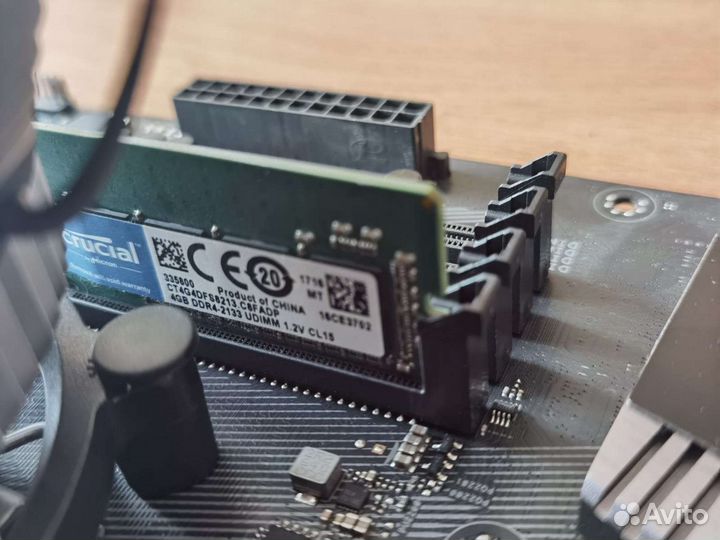 Материнская плата с процессором и памятью