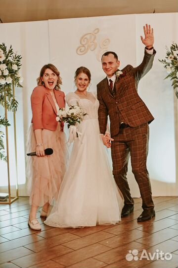 Ведущая и диджей