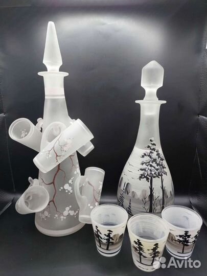 Старинные графины с рюмками