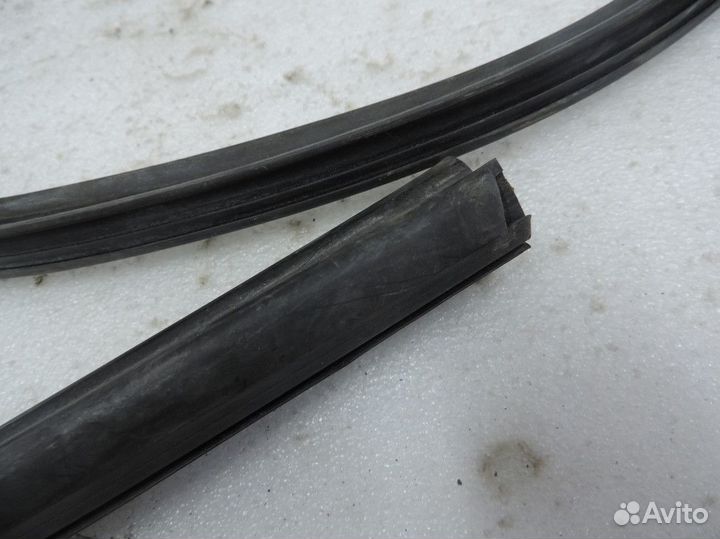 Уплотнитель стекла передний правый Nissan March 20