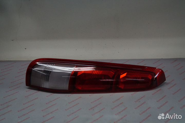 Nissan 26555-8H326 Фонарь задний левый