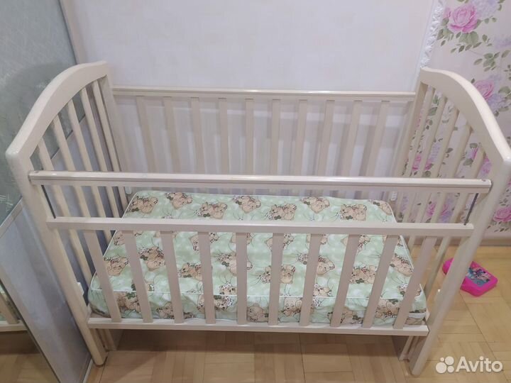 Детская кроватка с маятником