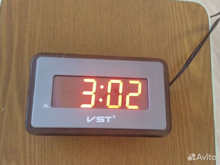 Часы электронные настольные немного бу