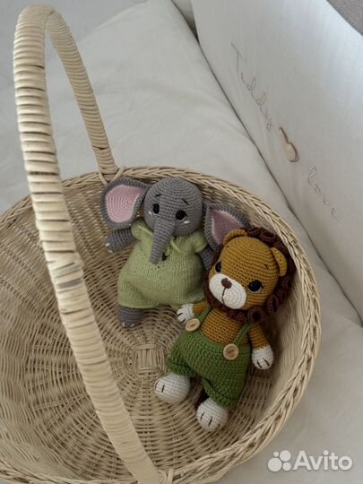 Вязаный слоник и львенок ручной работы