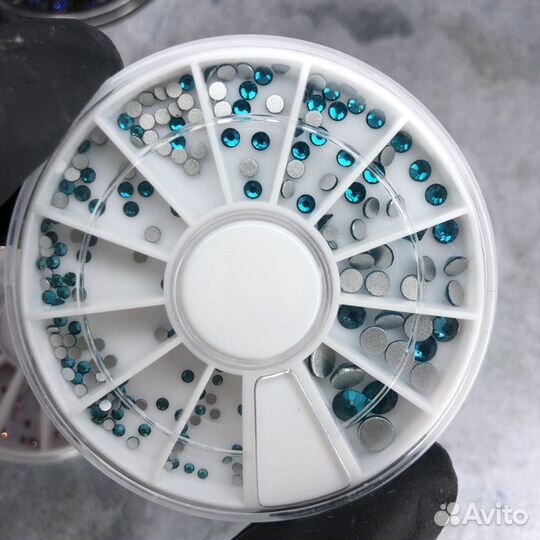 Стразы для дизайна ногтей в карусели