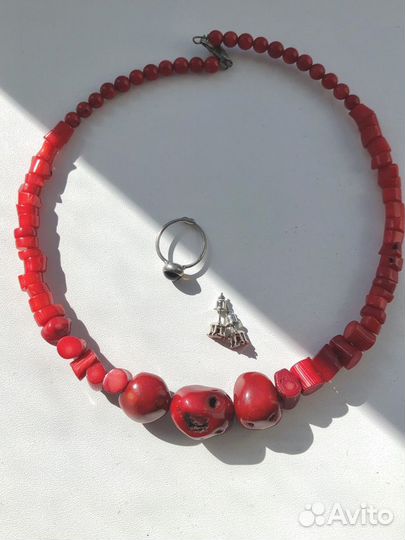 Красные украшения сетом: ожерелье коралл и другие