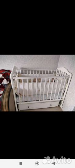 Детская кроватка с маятником и ящиком