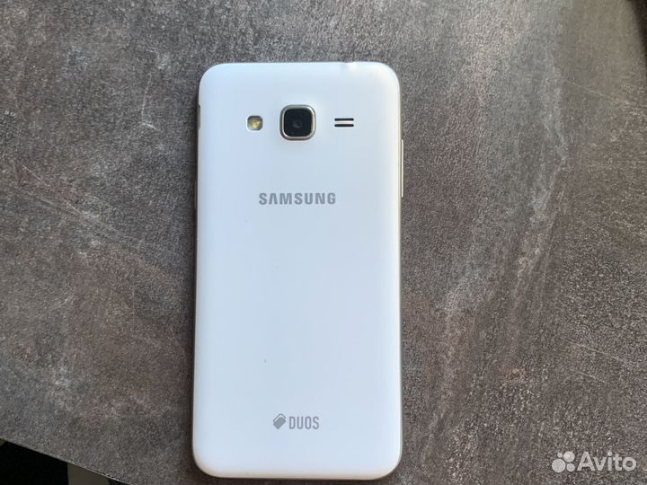 Телефон Samsung galaxy j3