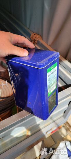 Железная банка с окошком и крышкой