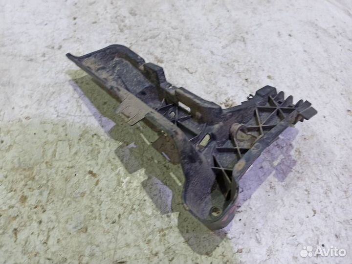 Кронштейн заднего бампера