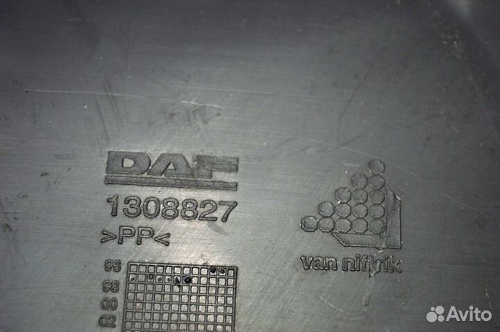 Пластиковая крышка торпеды у подножья пассажира DA