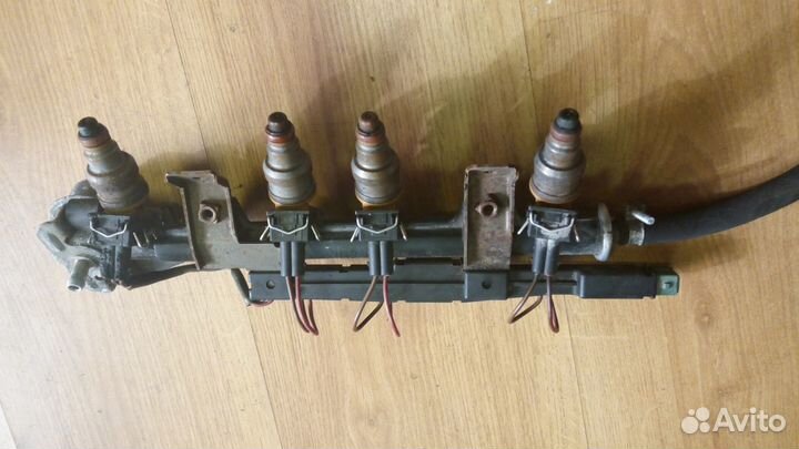 Топливная рампа с форсунками Пассат В3. 1.8 инжек