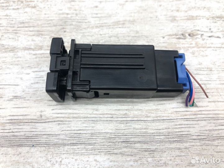 Кнопка обогрева сидений Toyota Yaris Hibrid