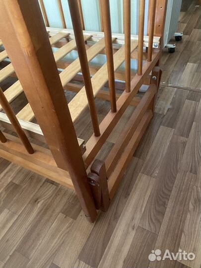 Детская кроватка с продольным маятником